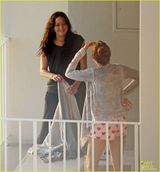 组图：新晋影后劳伦斯露台赏景 吞云吐雾饮美酒