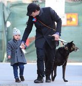 组图：奥兰多独自带子出街 小弗林迷你大衣抢镜