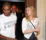 组图：麦当娜牵男友现身音乐节 大笑露满口金牙