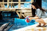 组图：潘辰海洋馆甜美写真 与海豚亲密接触俏皮