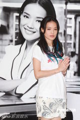 组图：舒淇素雅妆容现身香港为慈善代言