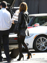 组图：阿尔芭透明黑丝外出购物 神色凝重满载归