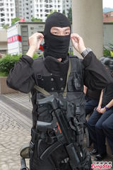 组图：新剧《飞虎II》开工 马德钟拍戏不忘耍帅