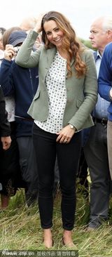 组图：凯特王妃产后与王子亮相 身材迅速恢复
