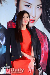 组图：河智苑等宣传《美女三剑客》 姜艺媛裸背