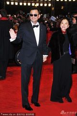 组图：王家卫携妻陈以靳亮相 与章子怡合影