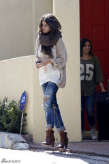 组图：赛琳娜破洞牛仔出镜 戴围巾演绎街头时尚