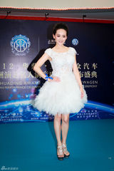 组图：张定涵亮相华鼎红毯 白裙曳地优雅飘逸