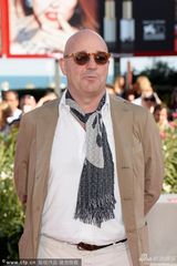 组图：《大环形路》首映 导演红毯获女儿献吻