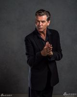 组图：《爱情重击》布鲁斯南汤普森玩暧昧