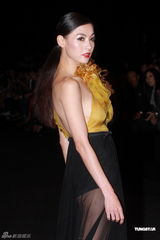 组图：张柏芝专程回港当模特 天桥走秀圆儿时梦