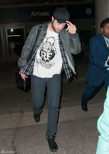 组图：罗伯特-帕丁森街拍LOOK穿着随意胡子拉碴