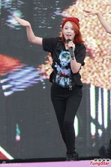 组图：香港巨蛋音乐节f(x)领衔冒台风献歌舞