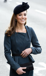 高清图：英国王妃凯特和伊丽莎白女王现身大学