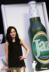 高清组图：阿娇马来西亚代言啤酒 空降闹市排场十足