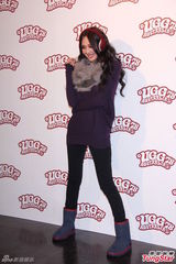 组图：许玮甯短靴超短裙秀美腿 展现复古风