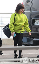 组图：韩团T-ara赴成都开唱 闪亮亮相机场