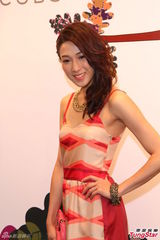 组图：吴尊钟嘉欣开心代言 提前庆生笑吃蛋糕