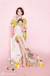 组图：李湘携爱女拍杂志 小公主表情搞怪惹人爱