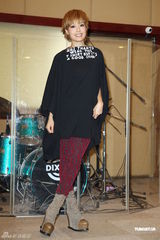 组图：容祖儿为个唱练团 青峰探班一脸睡意