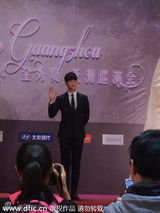 组图：金秀贤到广州萌脸引尖叫 急救车场外待命