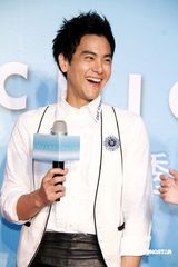 幻灯图：彭于晏与粉丝“爱的抱抱”引尖叫