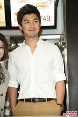 组图：陈柏霖咖啡成瘾 与柯震东合拍微电影