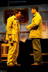 幻灯图：舞台上的《1977》 回望改变中国的年份