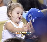 组图：贝克汉姆溺爱吞小七拳头 引长子帅气开怀