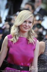 组图：邓斯特戛纳走秀紫红裙装简约亲切