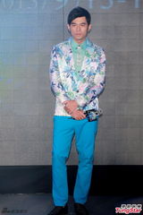 组图：周杰伦带病宣传巡演 花西服帅气抢镜