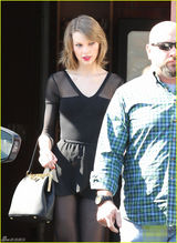 组图：斯威夫特穿性感透视装上街 超短裙秀玉腿