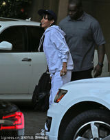 组图：蕾哈娜短发运动装现身 与父亲亲密拥抱