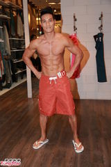 组图：亚洲先生闹市裸身宣传 热门选手大秀腹肌