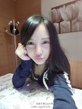 组图：李小璐晒素颜自拍 女儿闻花香样貌可爱