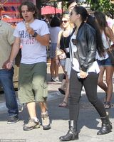 组图：杰克逊长子与公主女友吃冰激凌秀甜蜜