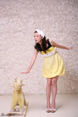 组图：演员崔波甜美写真曝光 典雅黄裙顽皮可爱