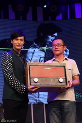 组图：严爵新辑发布会汗腺失灵 脱妆露出好皮肤