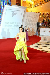 组图：钟丽缇黄裙性感亮相上海电视节红毯