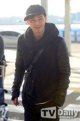 组图：宋智孝成宥利韩智慧便装现身机场赴香港