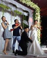 组图：何云伟再婚娶美貌在读研究生 变妻管严