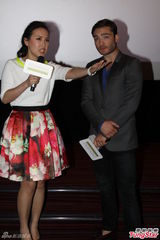 组图：《绝命航班》首映 绯闻男孩亲切会影迷