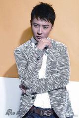 组图：张丹峰再现西服情结休闲自然