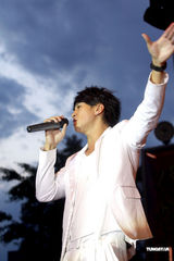 高清：何润东打造MV情感大片 亲手设计情侣内裤