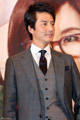 高清图：《逆转的女王》宣传 金南珠年近40性感依旧