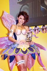 幻灯图：周秀娜演性感女娲 违规强入会展不惧封杀 