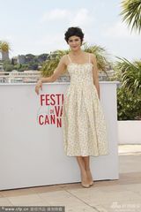 组图：奥黛丽-塔图清纯短裙秀香肩