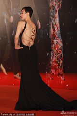 组图：郑秀文美背现金蛇装饰 与古天乐黑白配