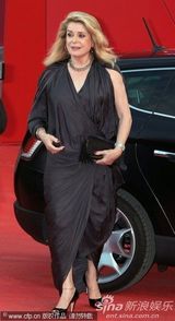 高清图：《傀儡》首映 凯瑟琳-德纳芙大派香吻