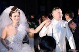 组图：周立波婚礼为新娘戴戒指 相约厮守终生